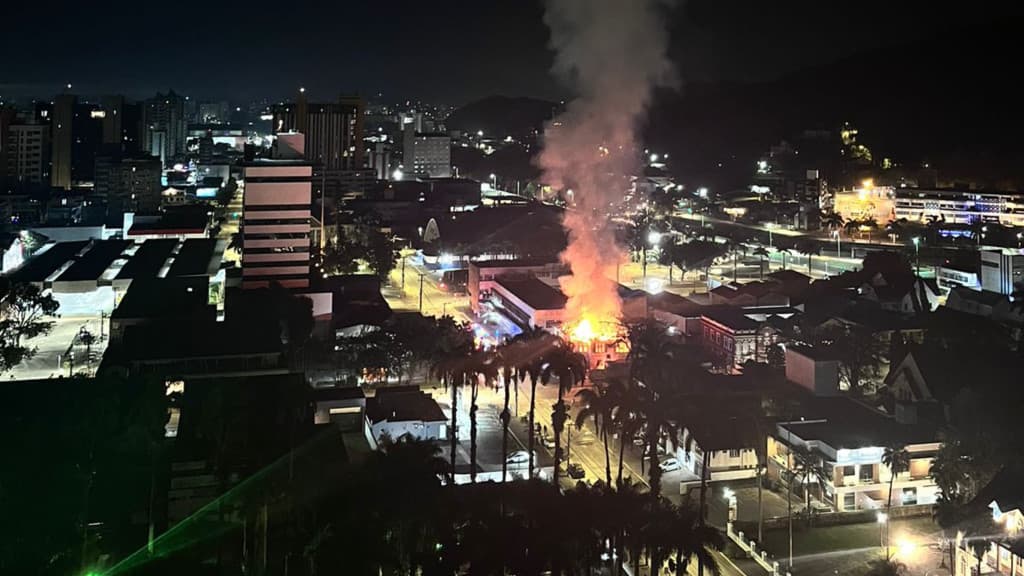 Incêndio destrói casarão antigo no Centro de Joinville