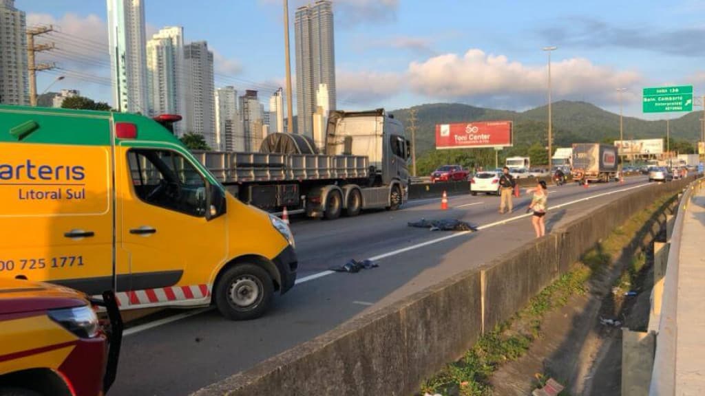 Homem é atropelado por caminhão na BR-101 em Balneário Camboriú