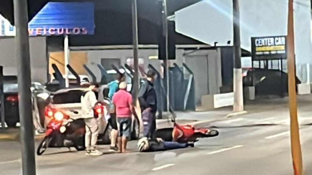 Motociclista fica ferido após colisão com carro em Tijucas