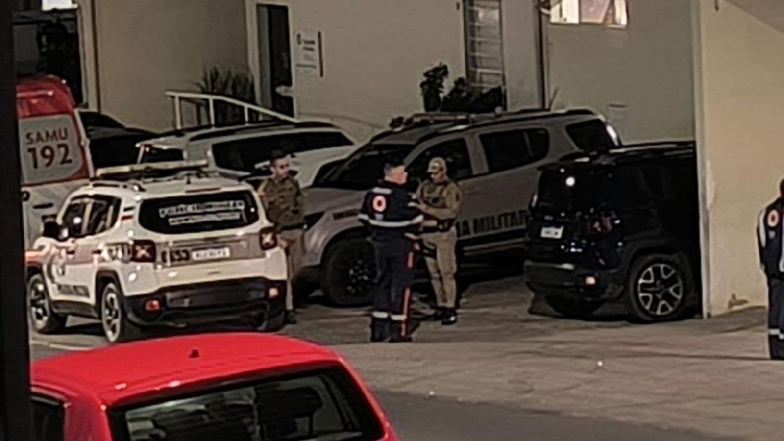 Filha bêbada é presa após esfaquear a própria mãe no pescoço em SC