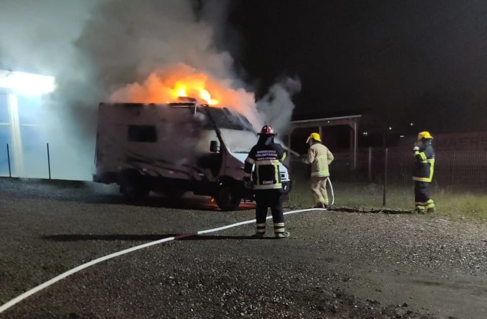 Motorhome é destruído por incêndio no Alto Vale do Itajaí
