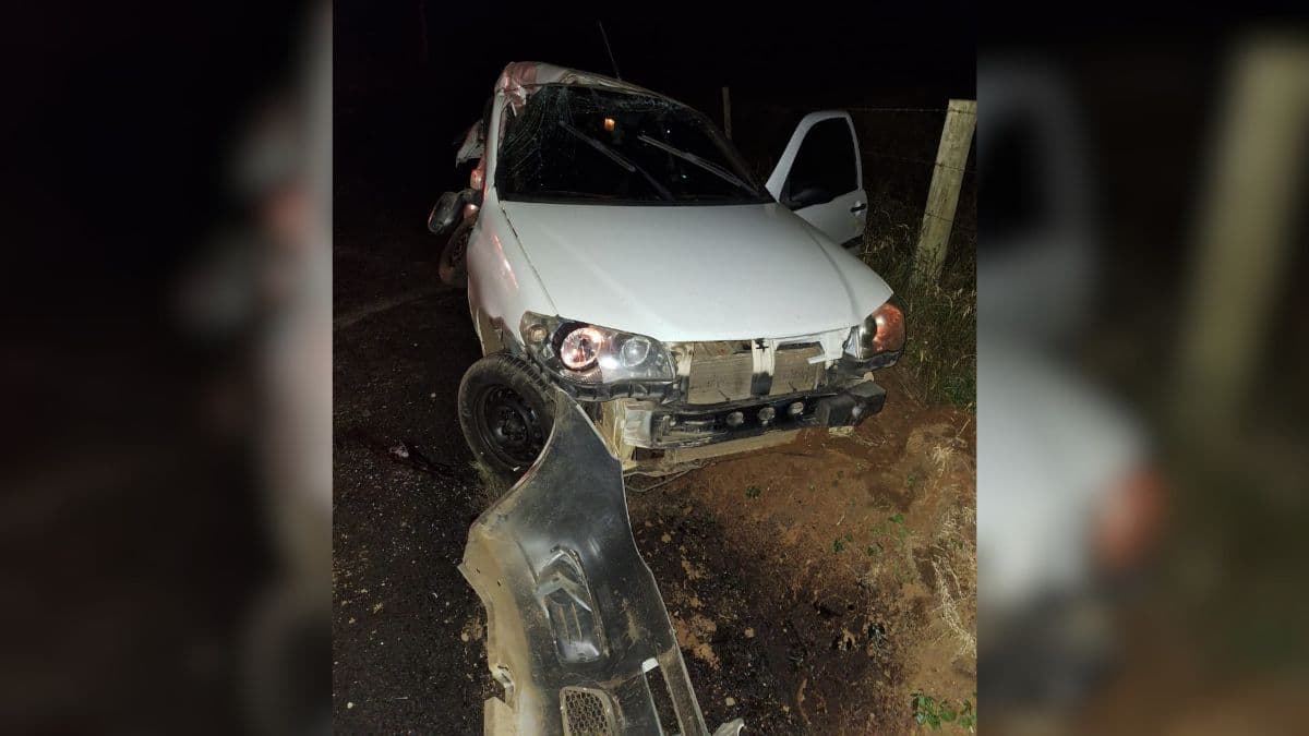 Jovem de 23 anos morre após colidir com rolo compressor estacionado