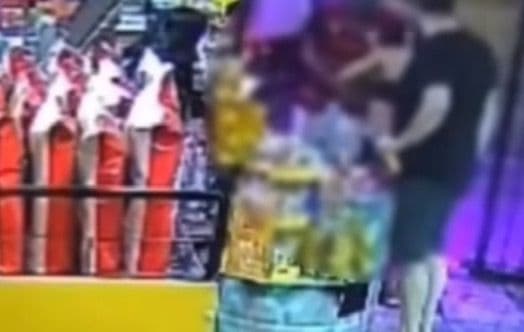 Cansada dos furtos, funcionária “resolve na raça” e parte para cima de ladrões em SC