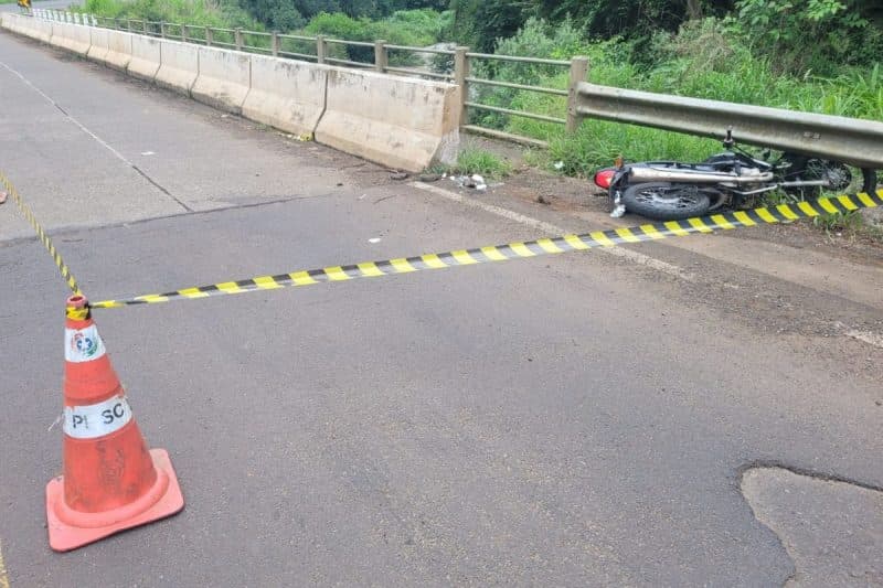 Jovem motociclista morre após saída de pista na SC-355
