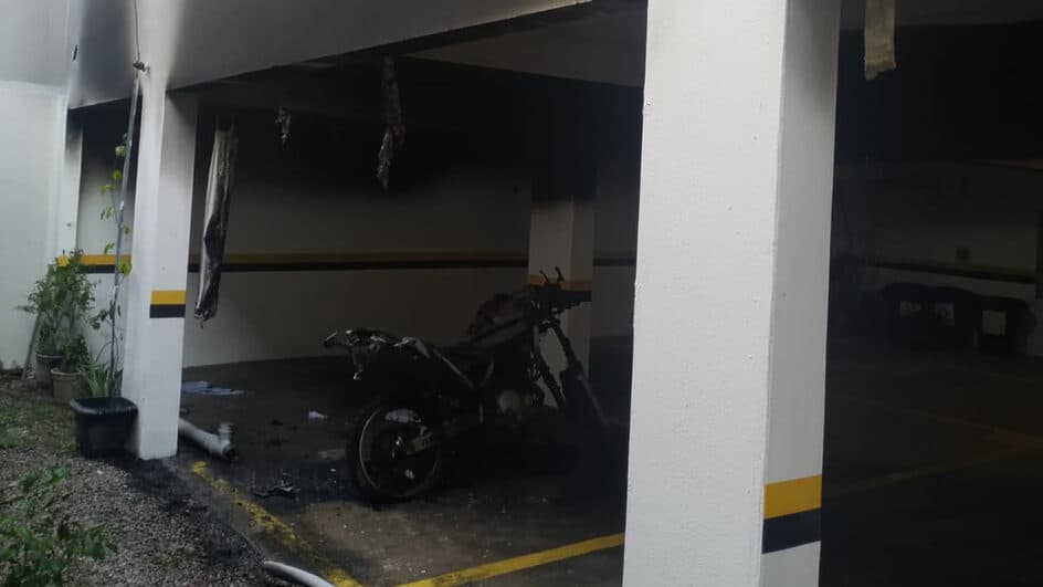 Homem é encontrado inconsciente após moto pegar fogo em garagem de prédio em Florianópolis