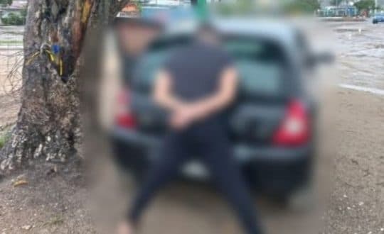 Homem é preso após ser flagrado se masturbando ao lado de veículo em Porto Belo