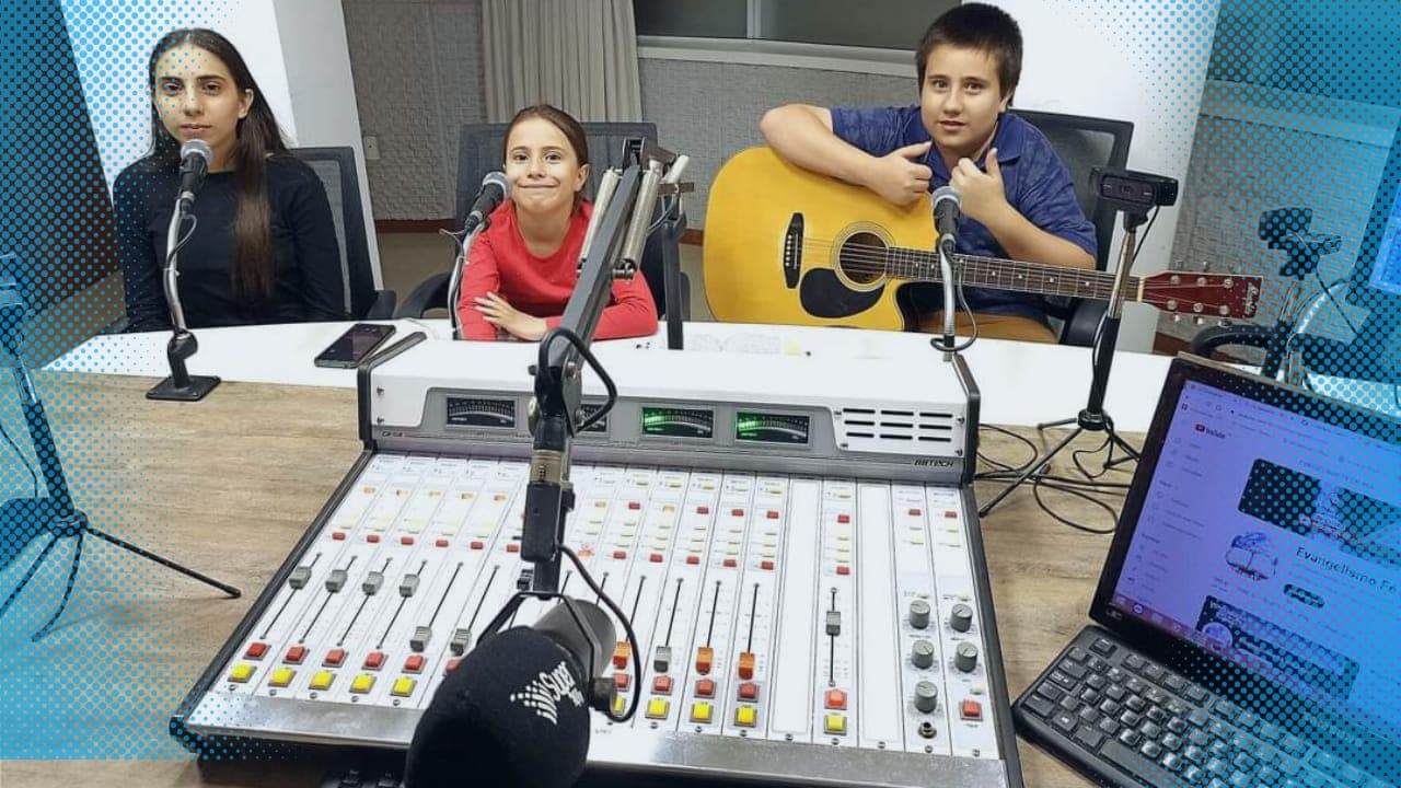 Crianças celebram um ano levando fé e amor no rádio em São João Batista