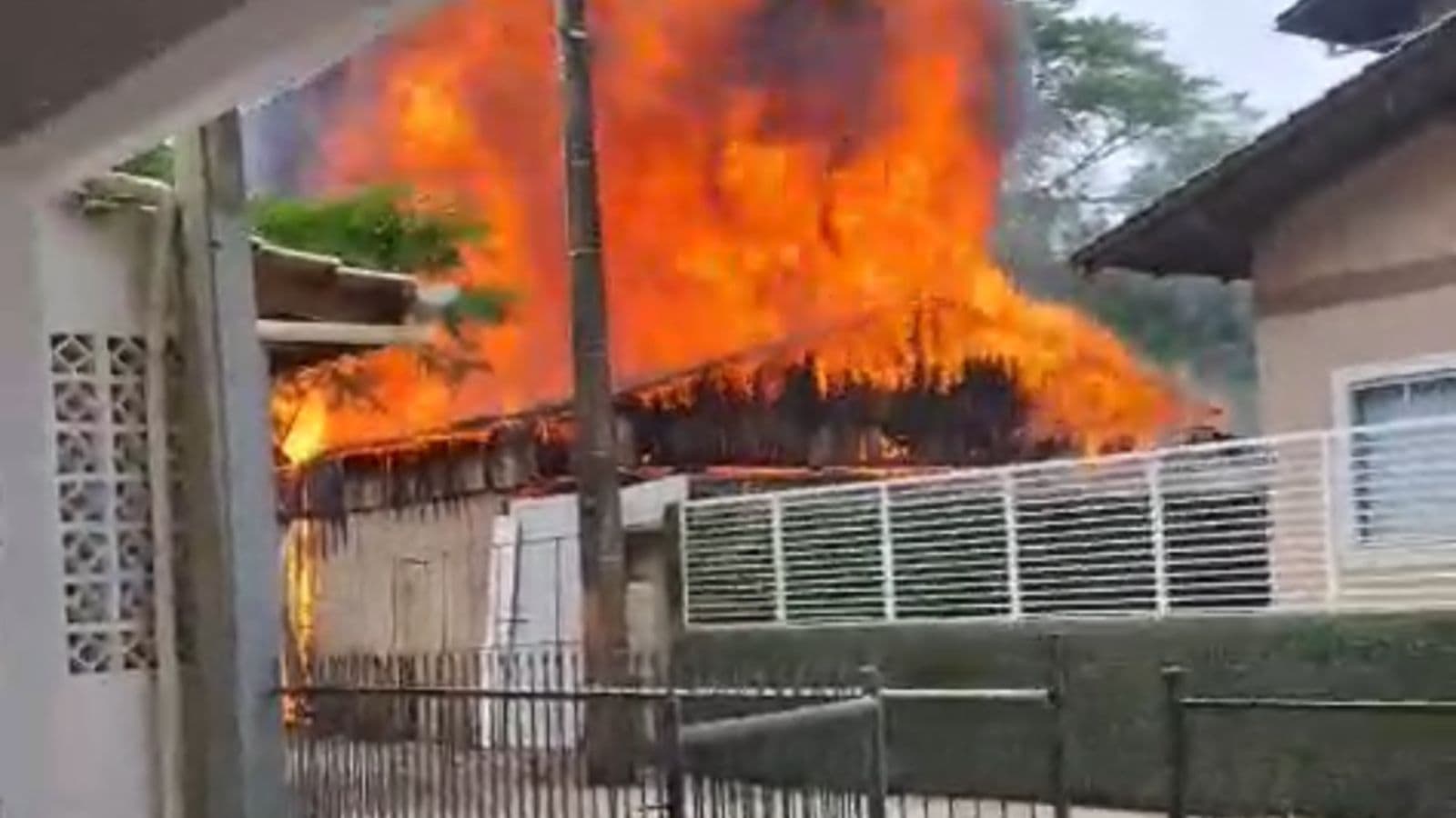 Incêndio de grandes proporções destrói oficina mecânica