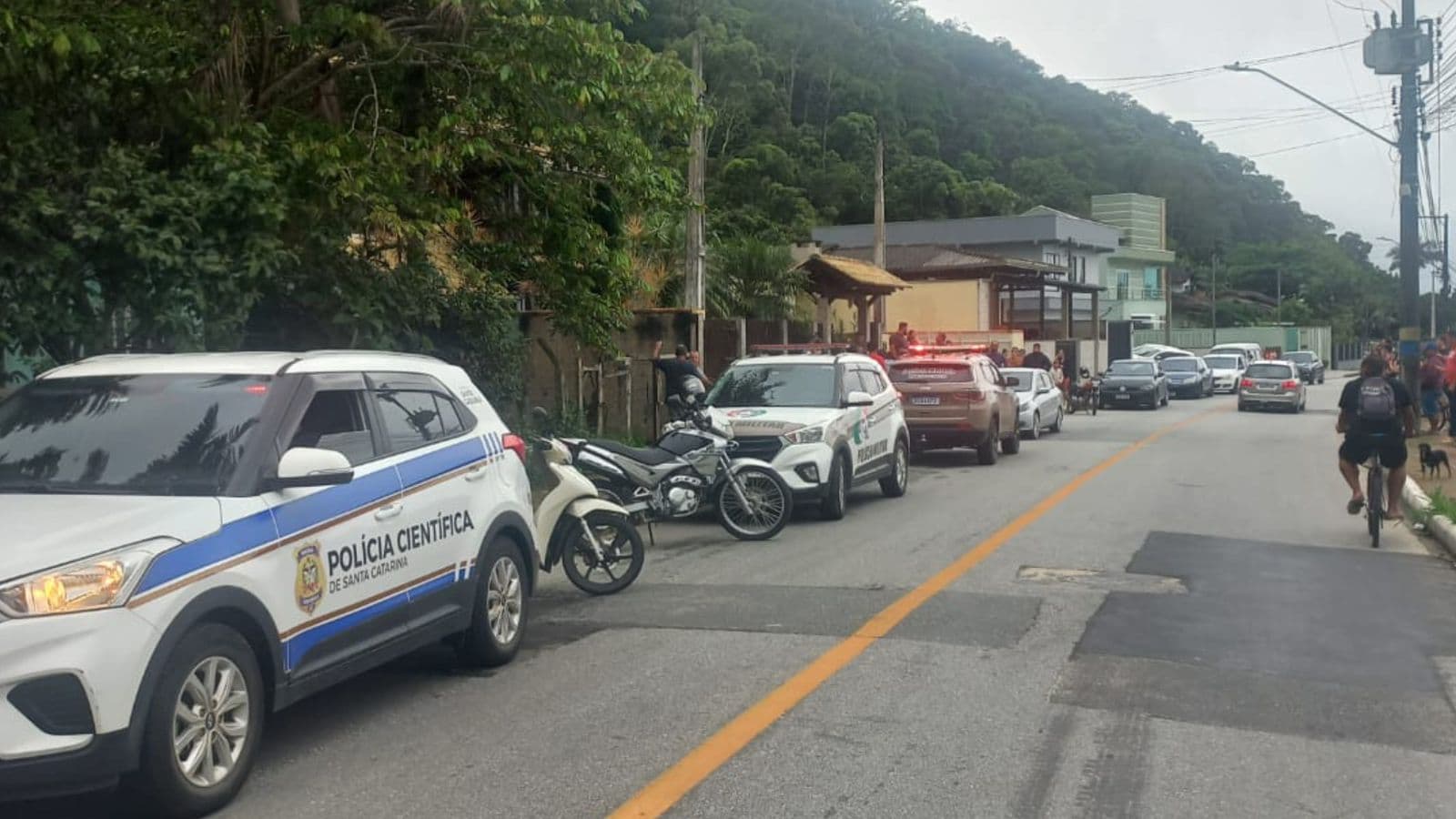 Filho encontra os pais mortos e amarrados dentro de casa em Itajaí
