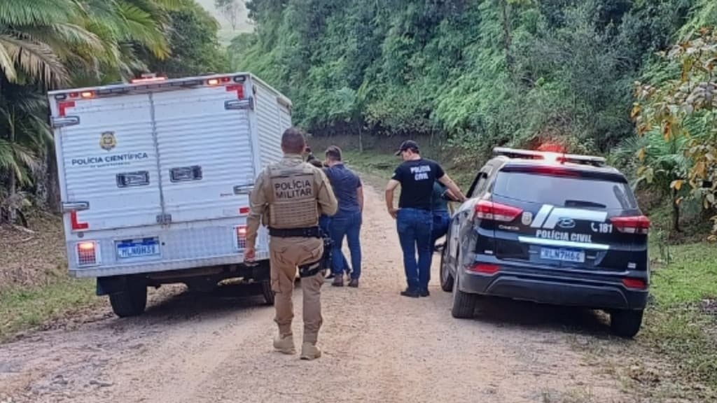 Esposa e amante são presos por suspeita de estrangular e carbonizar policial civil em SC
