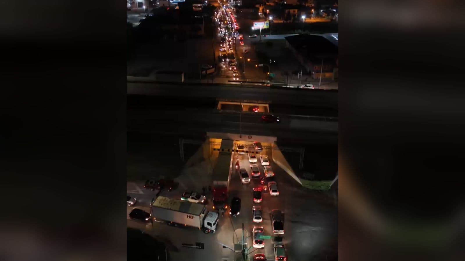 “Paciência”: Caminhão fica preso em túnel e causa filas gigantesca no trânsito em Tijucas
