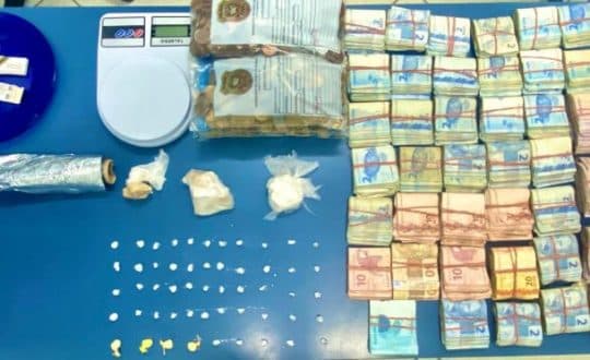 “Tráfico em família”: Mãe e filho são flagrados com cocaína, crack e R$ 10 mil