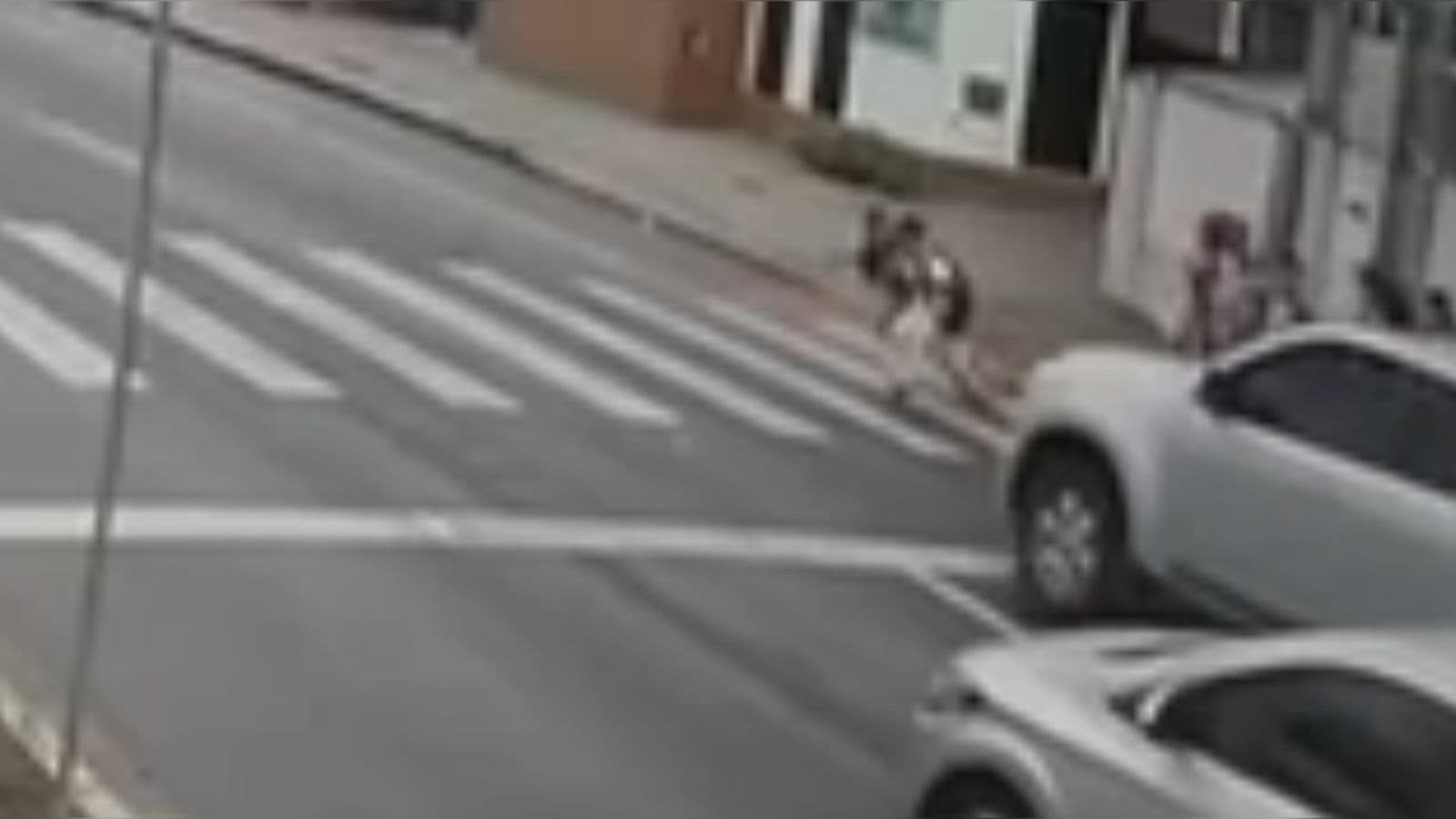 Criança de 7 anos é atropelada por caminhonete em faixa de pedestres após sair da escola