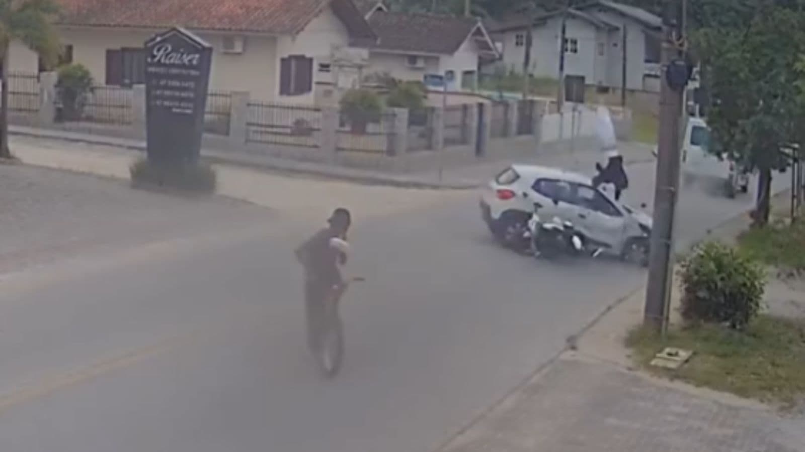 Motociclista voa após carro perder controle e invadir pista contrária em Brusque