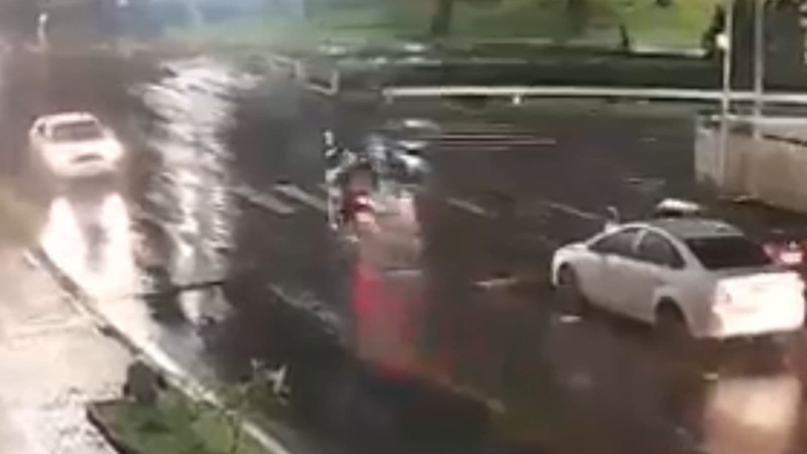 Motociclista “voa” em grave acidente entre duas motos
