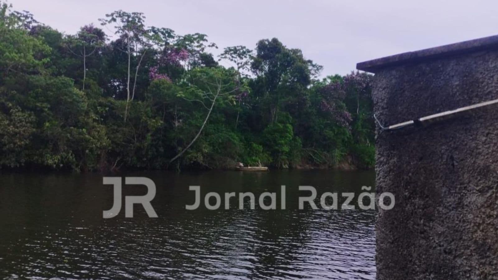 Criminoso com tornozeleira assalta padaria e morre afogado em rio durante fuga da PM em SC