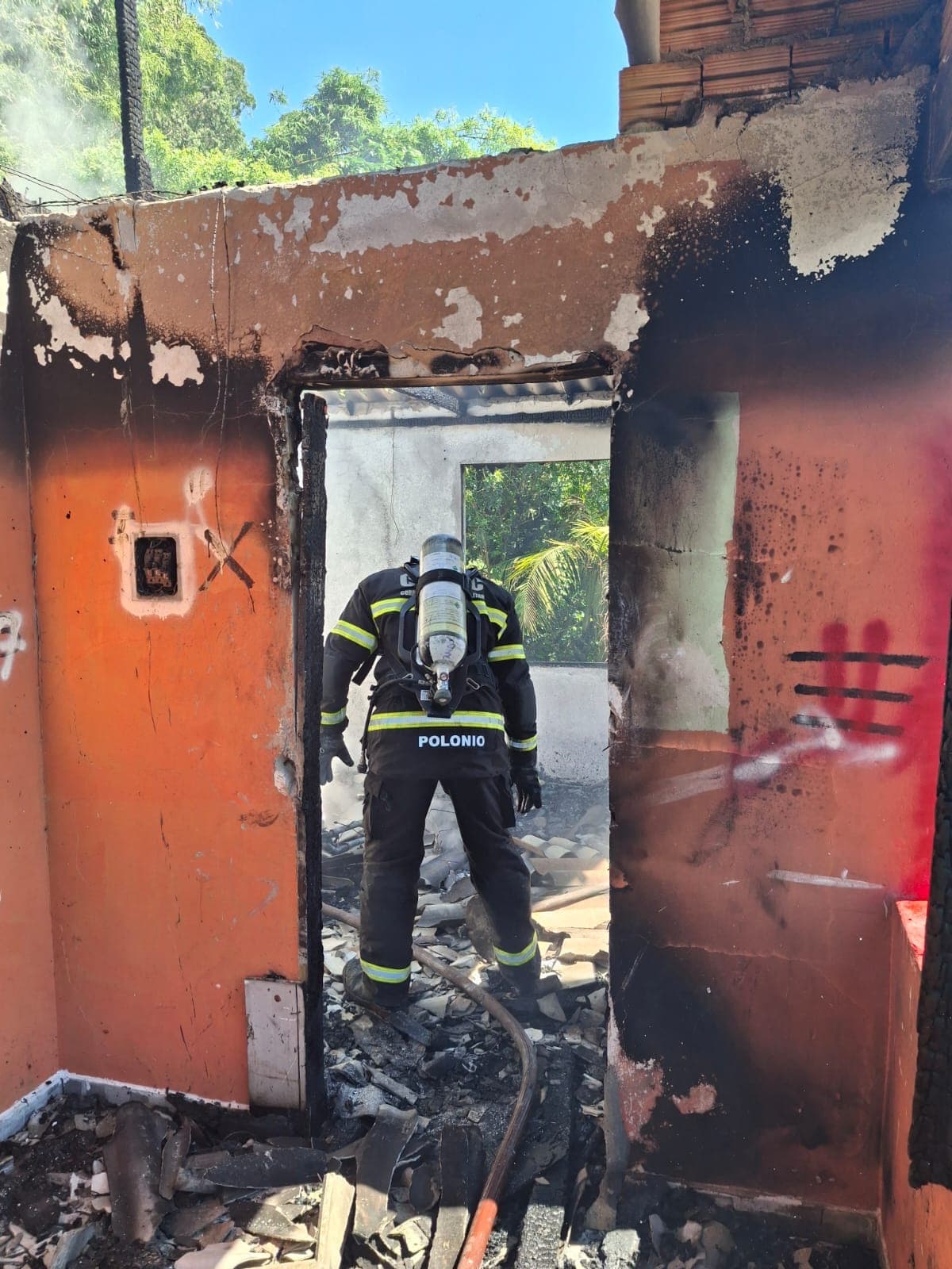 Bombeiros impedem tragédia em incêndio de residência multifamiliar em Florianópolis