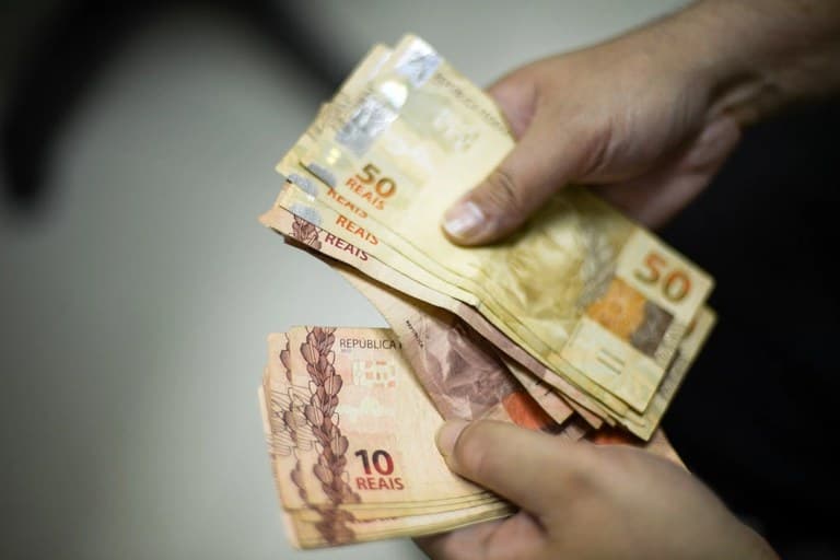 Salário mínimo pode ter aumento de R$103 e atingir R$1.515 em 2025