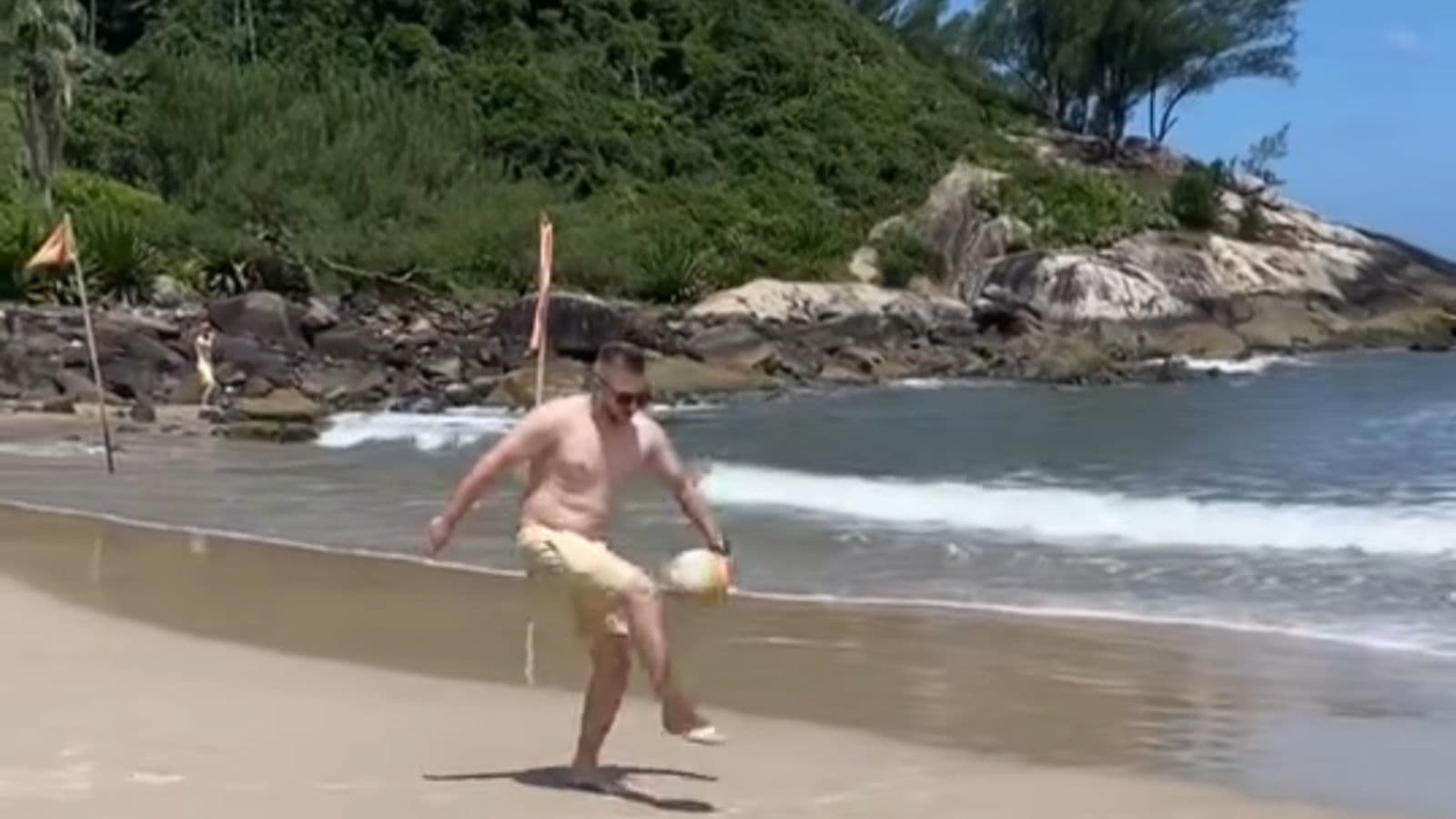 “O bruxo”: Turista viraliza ao fazer embaixadinhas em praia de Santa Catarina
