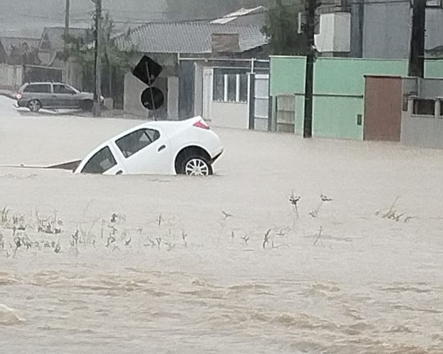 Carro submerso e ruas inundadas: chuva intensa causa caos em Joinville