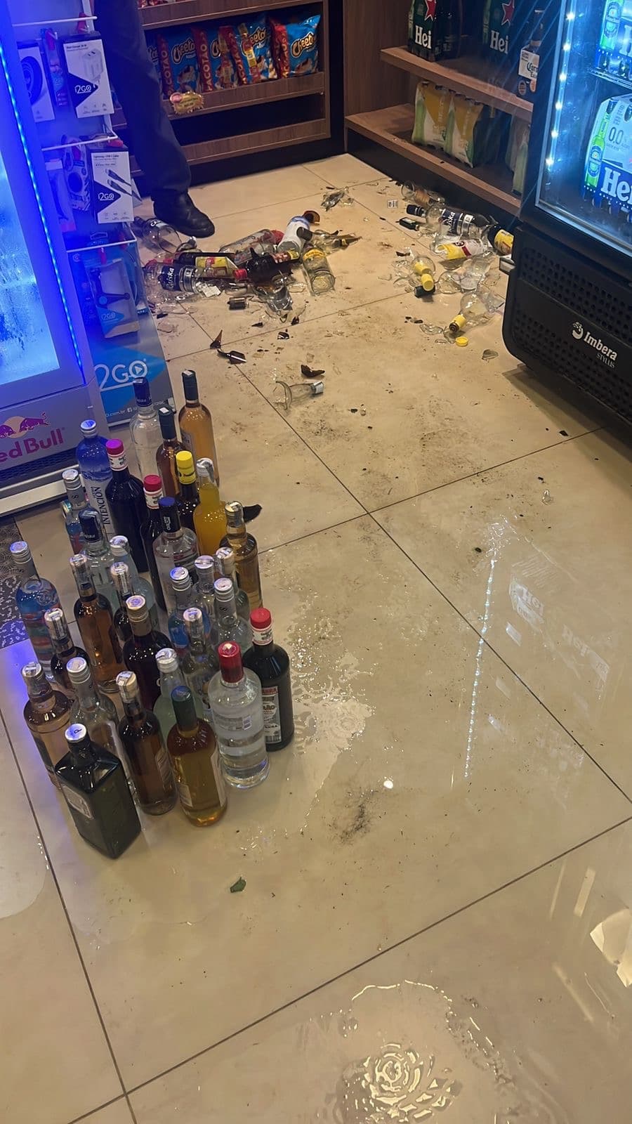 Criminosos fortemente armados aterrorizam clientes e funcionários em assaltos 