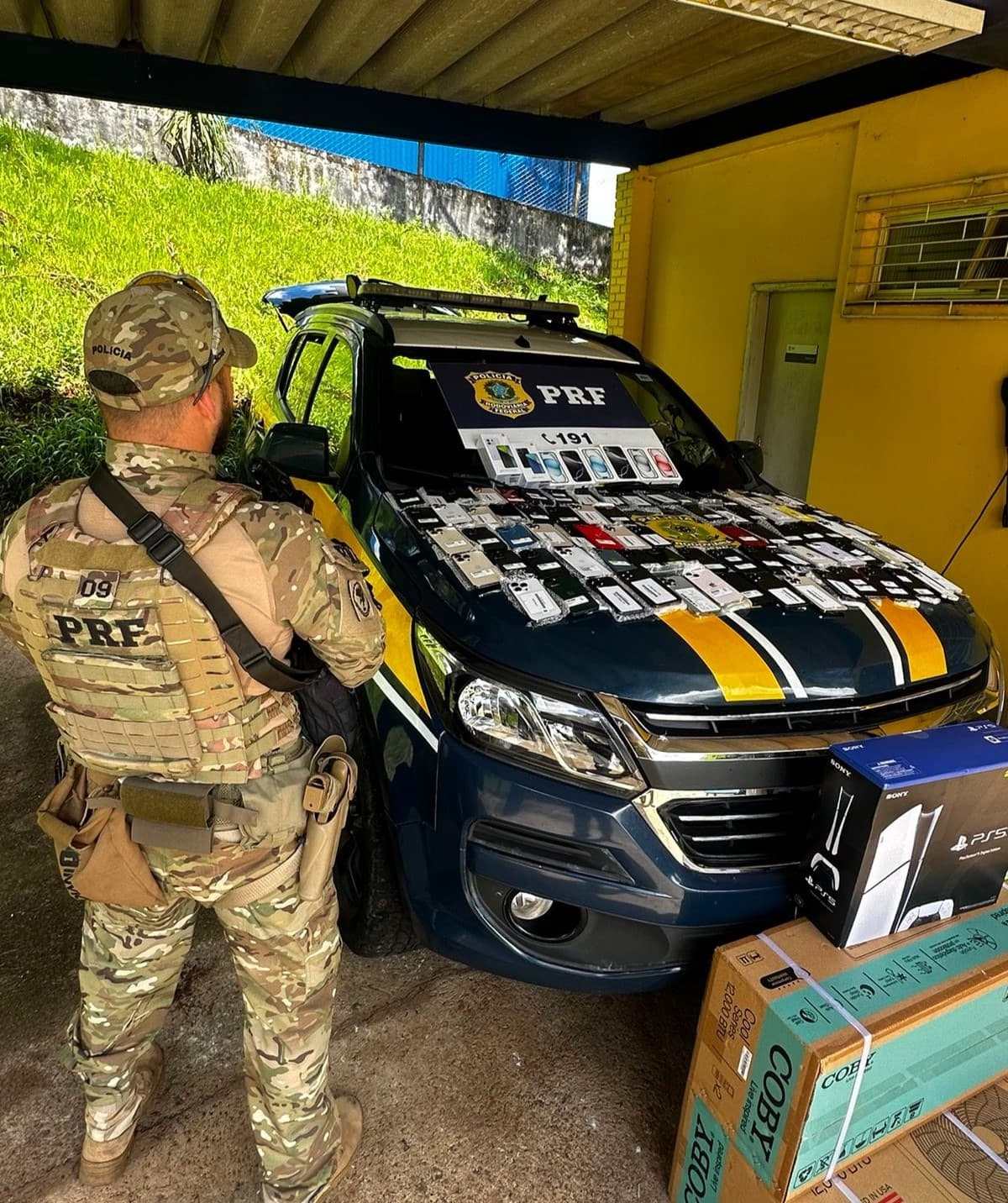 PRF encontra celulares de luxo escondidos em carro na BR-282 em Pinhalzinho