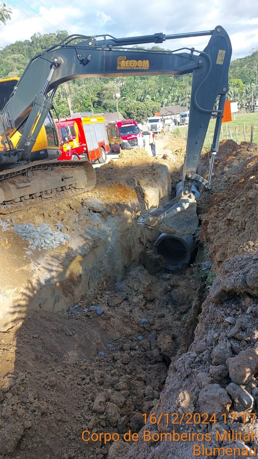 Milagre em Blumenau: trabalhador soterrado é resgatado com vida por colegas
