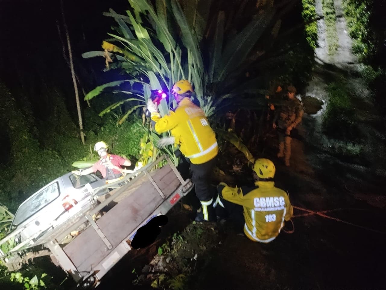 Milagre em Florianópolis: família escapa ilesa após carro cair de ribanceira
