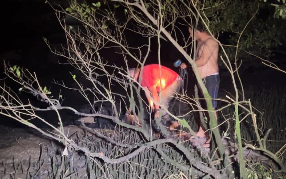 Tentativa de caçar caranguejos termina com idoso preso em buraco por horas