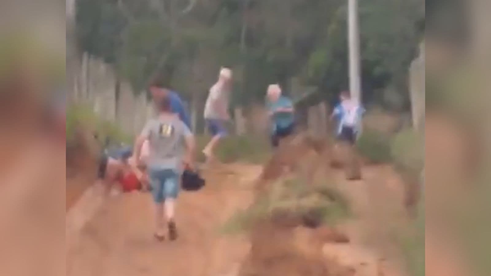 Idosos furiosos atacam trabalhadores com facão e pau durante alargamento de rua