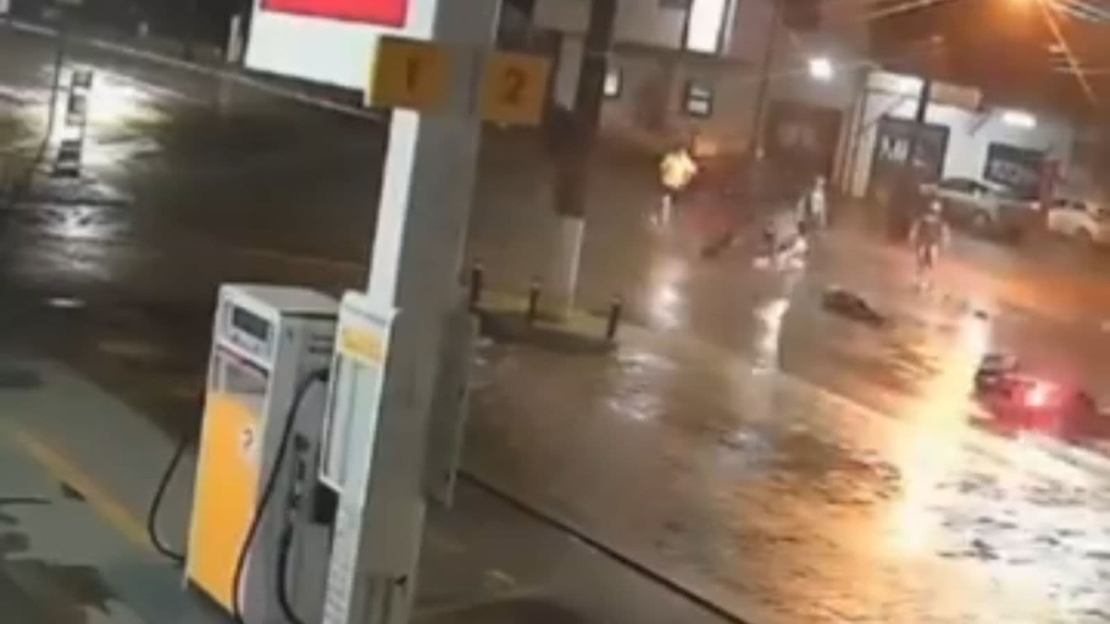 Motorista causa acidente com motociclista em cruzamento e moradores são atropelados durante resgate