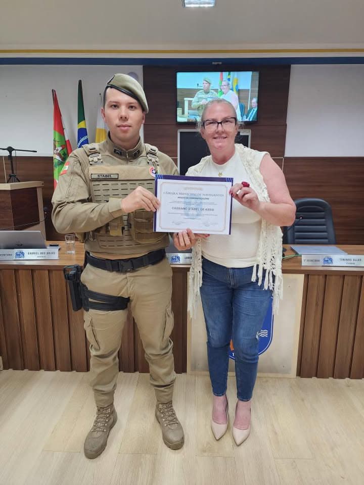 Policial catarinense recebe homenagem após arriscar a vida em resgate durante incêndio