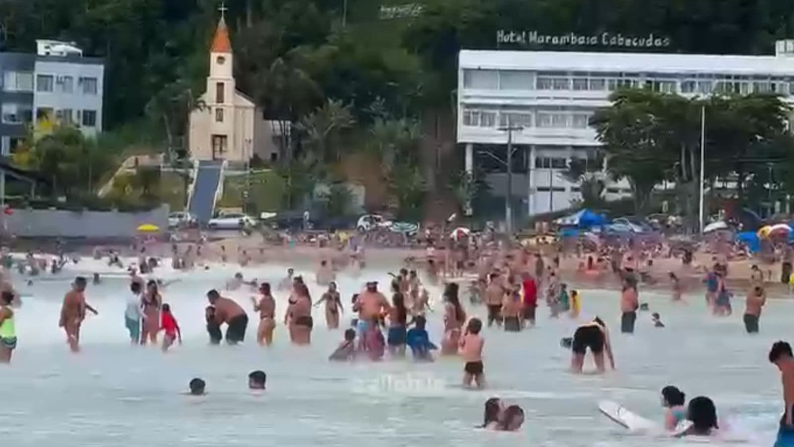 “Desceram”: Turistas lotam a Praia de Cabeçudas no último domingo do ano em Itajaí