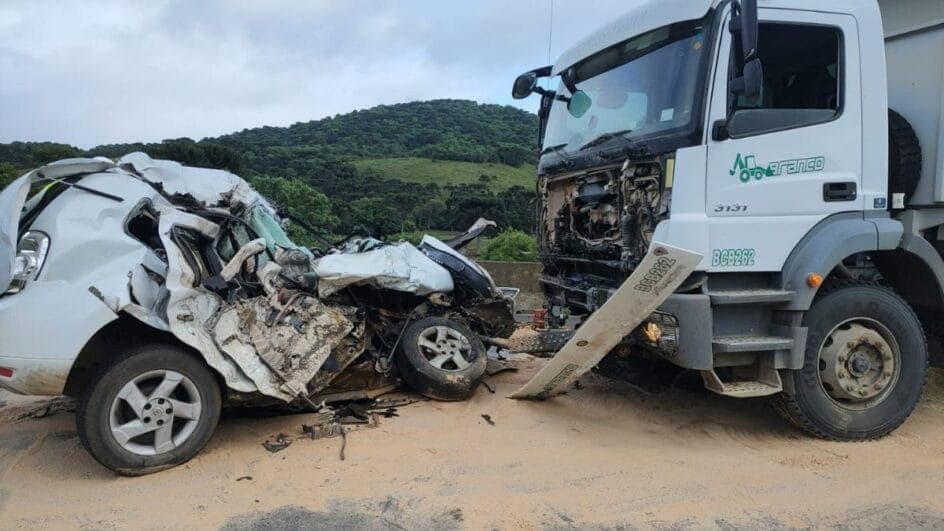 Idoso morre em colisão frontal entre carro e caminhão na BR-116