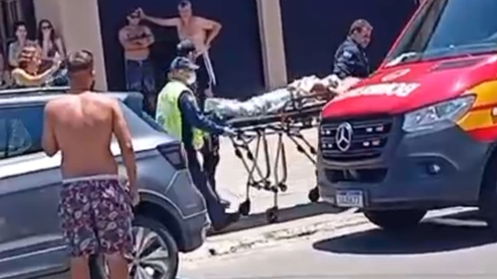 Tiroteio em praia de Santa Catarina deixa homem baleado e assusta turistas