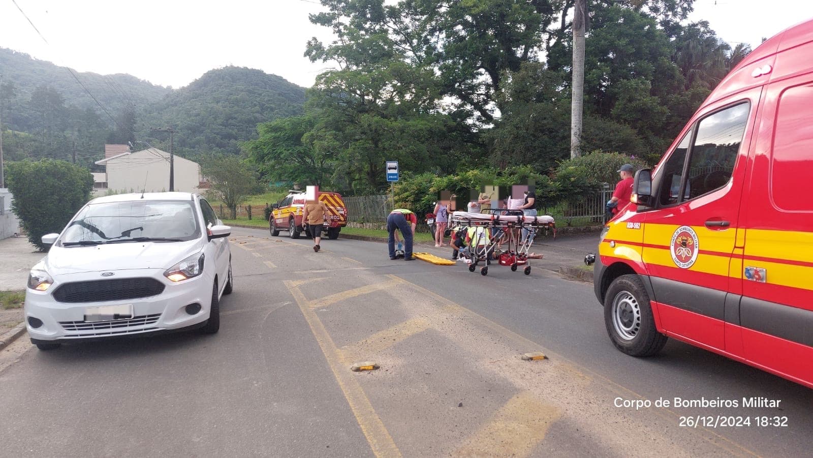 Ciclista é resgatado ferido após colisão grave com carro em Blumenau