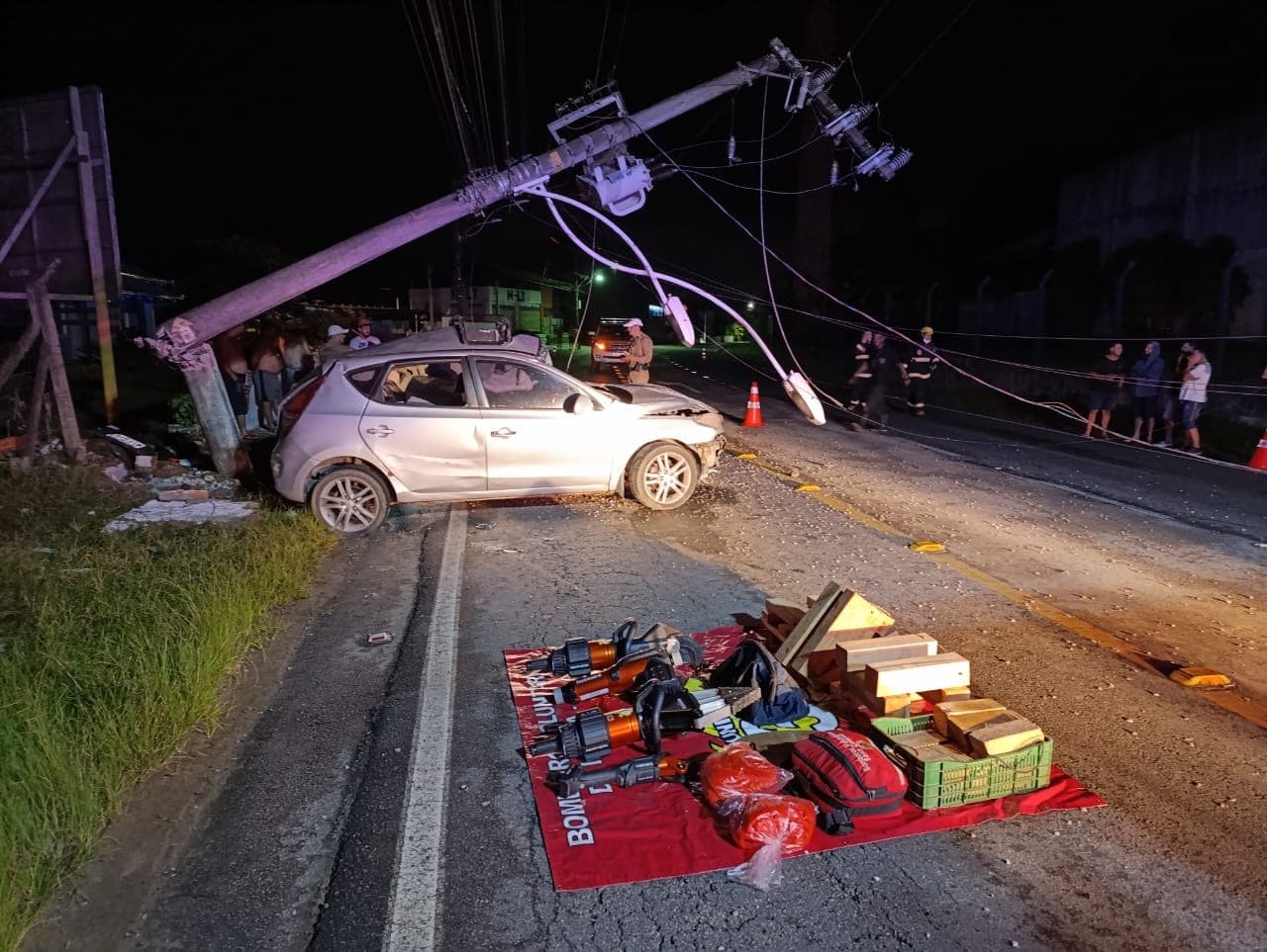 Impacto contra poste mata motorista e deixa Ilhota sem luz