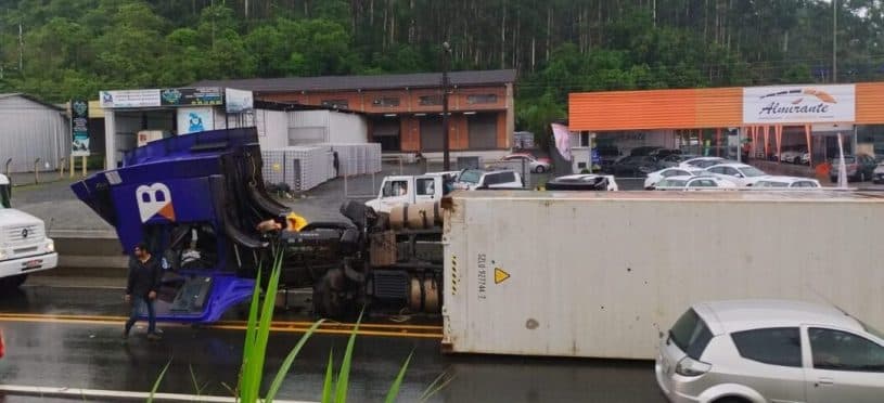 Tombamento de caminhão gera caos no trânsito na BR-470