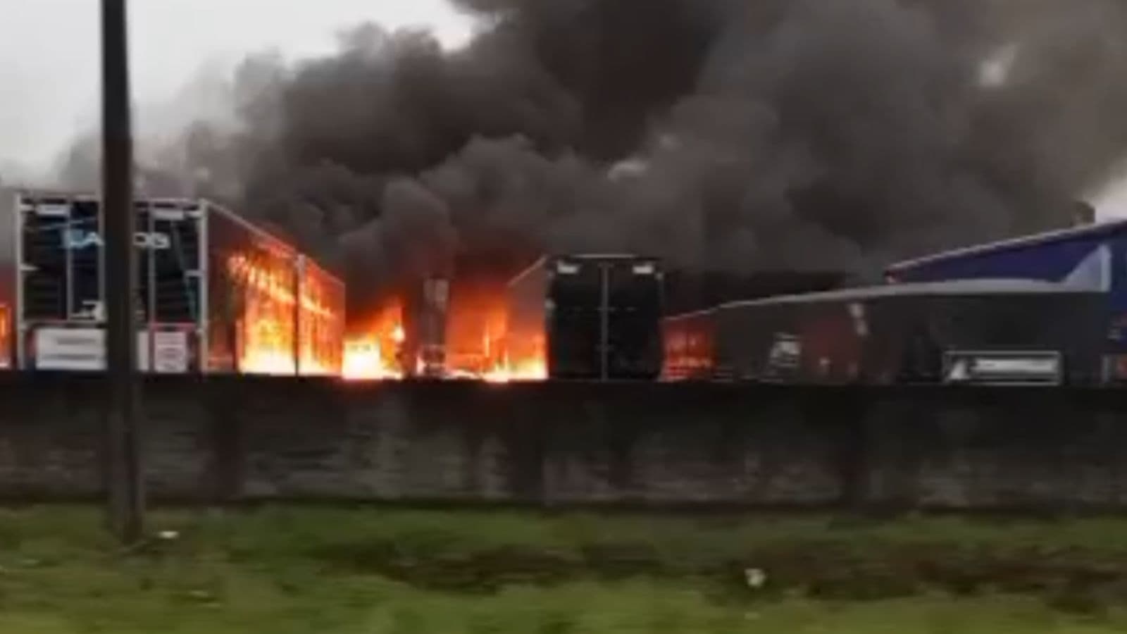 URGENTE: Incêndio de grandes proporções atinge empresa de furgões e mobiliza bombeiros em SC