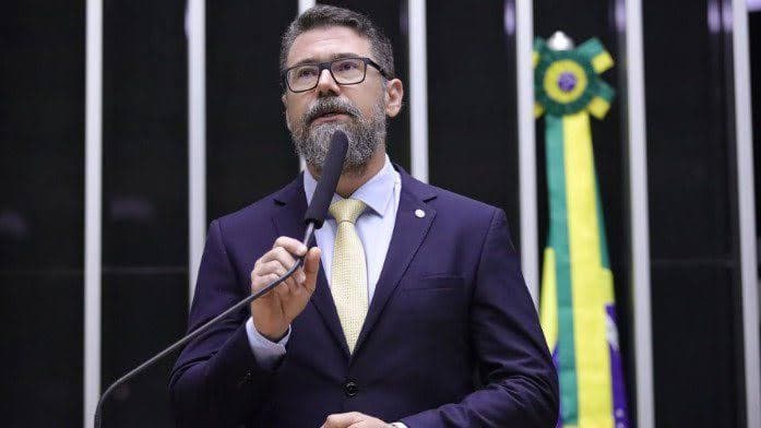 Deputado propõe fim dos feriados e dispara: “Não são de graça”