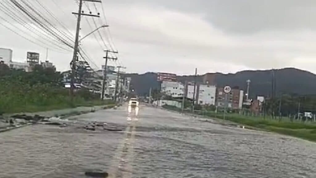 Rompimento de adutora em Florianópolis alaga avenida e afeta abastecimento