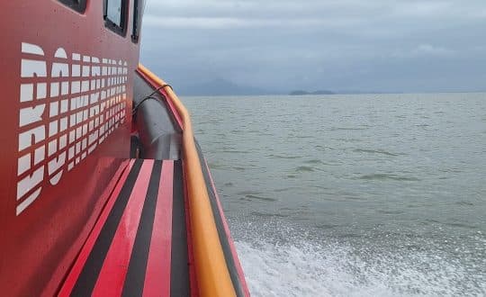 Drama em alto-mar: 150 pessoas à deriva são resgatadas em Florianópolis
