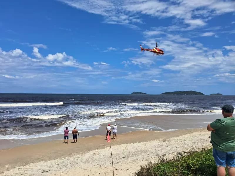 Jovem desaparece enquanto nadava com a namorada em praia de SC