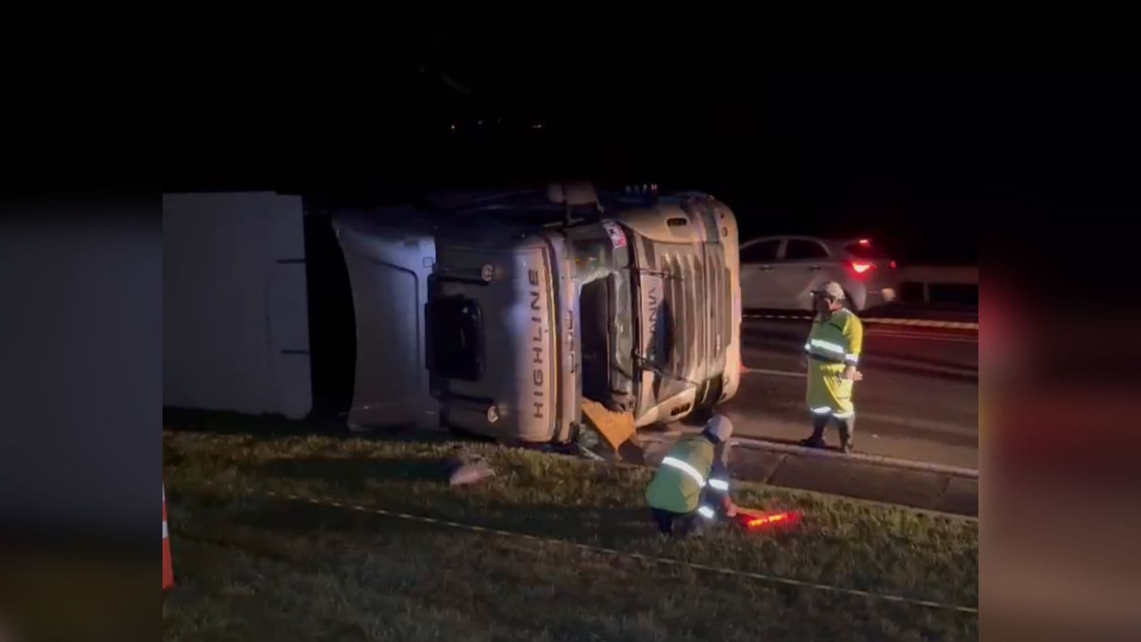Caminhoneiro morre em grave acidente com carreta carregada de papéis na BR-116