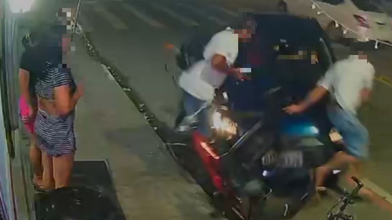 “Strike”: motorista bêbada atropela pedestres em frente a conveniência
