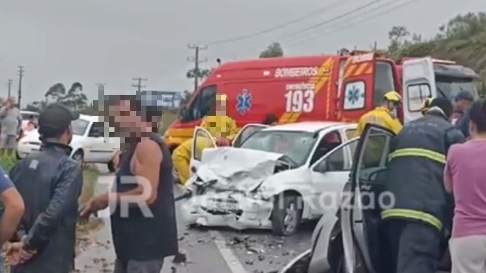 Grave acidente deixa uma pessoa morta e crianças feridas na SC-410 entre Tijucas e Canelinha