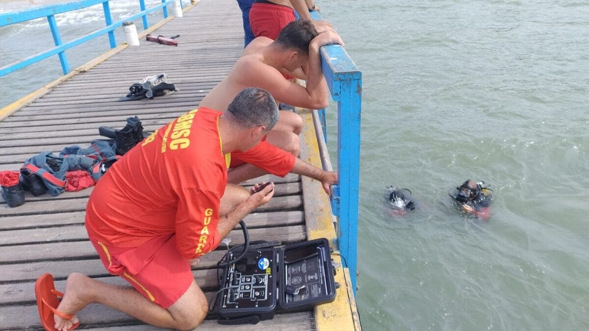 Adolescente desaparece após pular de trapiche e nadar com amigos em praia de Florianópolis