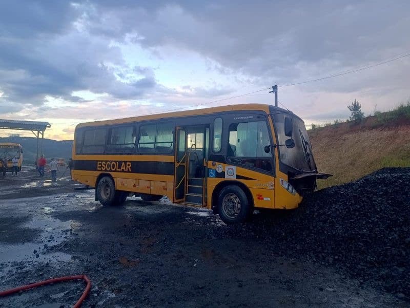 Ônibus escolar pega fogo durante abastecimento e causa pânico 