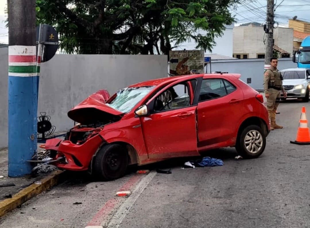 Quatro pessoas ficam gravemente feridas após carro bater em poste em Porto Belo