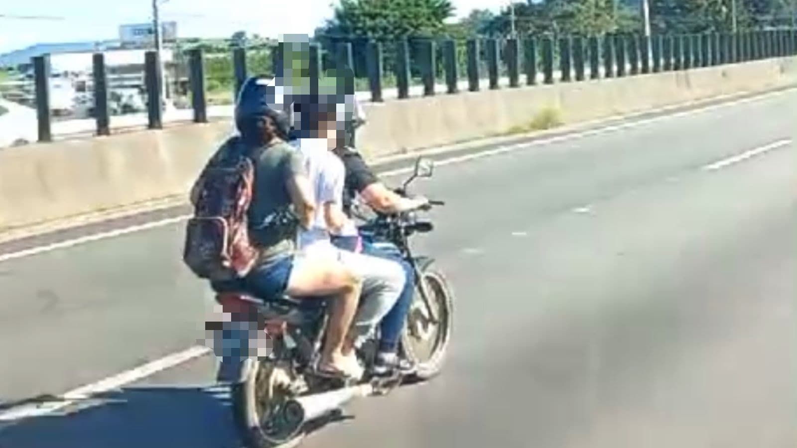 “Partiu litoral”: Três pessoas são flagradas em cima de uma motocicleta na BR-101 em SC